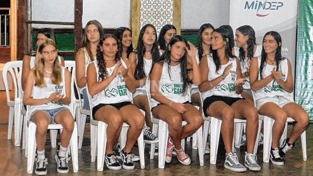 Parte del grupo de jugadoras que asiste a la academia de perfeccionamiento que se realiza en Regatas de Santa Fe.