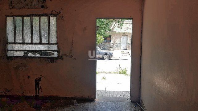 El edificio pertenece a la Asociación Civil Emaús, y tiene conexión a un centro de salud provincial. Allí también funcionaba la policía comunitaria, y desde que cesó sus actividades, entraron a robar 4 veces.