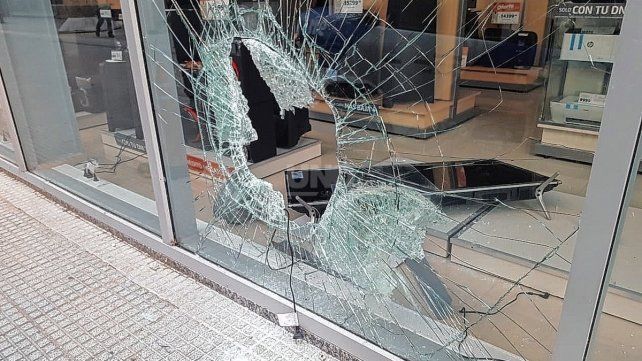 Delincuentes robaron un local comercial de electrodomésticos en plena Peatonal Santafesina 