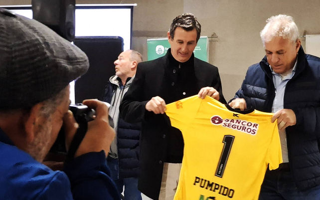 Presencia de lujo: Nery Pumpido recibió su camiseta del seleccionado de la Liga Santafesina.