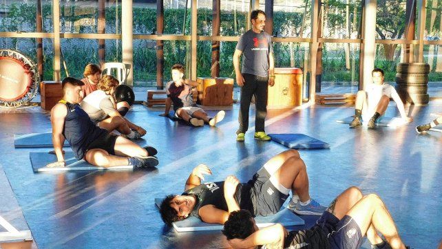 El profesor Gonzalo Carrasco trabaja en la parte física con el plantel santafesino en las instalaciones del CARD y en Querandí RC.  