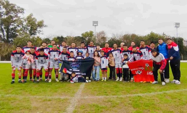 Jornada inolvidable para Santa Fe FC en el predio Nery Pumpido tras haber goleado a Arroyo Leyes por 7 a 1. Jornada inolvidable para Santa Fe FC en el predio Nery Pumpido tras haber goleado a Arroyo Leyes por 7 a 1.