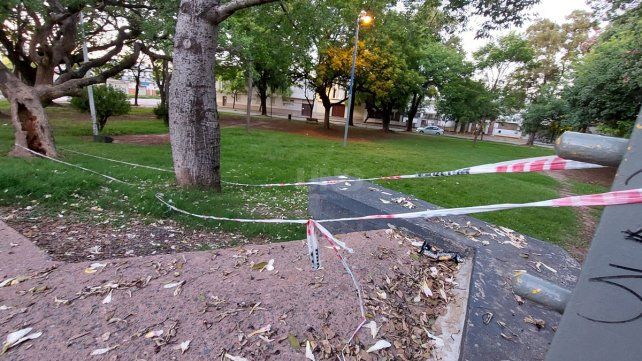 El lugar donde fueron halladas las bolsas con el cuerpo mutilado de un hombre en la mañana del domingo, en la plaza Escalante