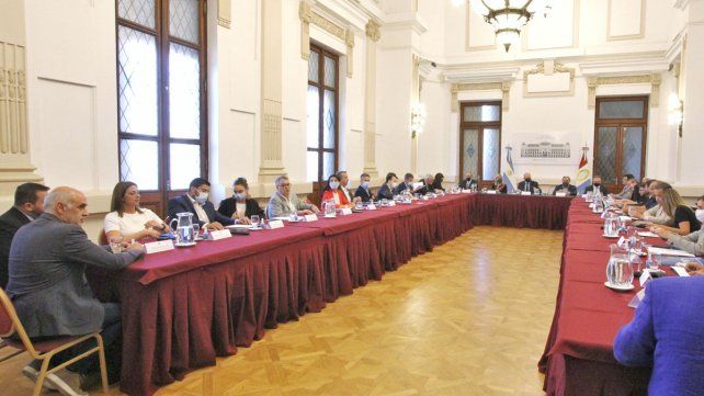 Perotti mantuvo una reunión con legisladores y los intendentes de Santa Fe y Rosario