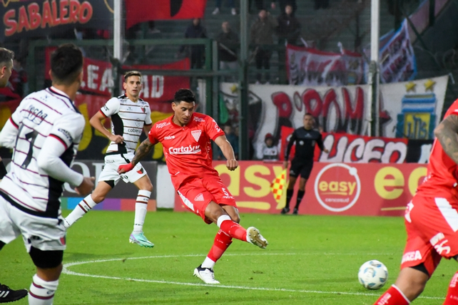 Federico Jourdan (fondo) ponder&oacute; este momento de Col&oacute;n.