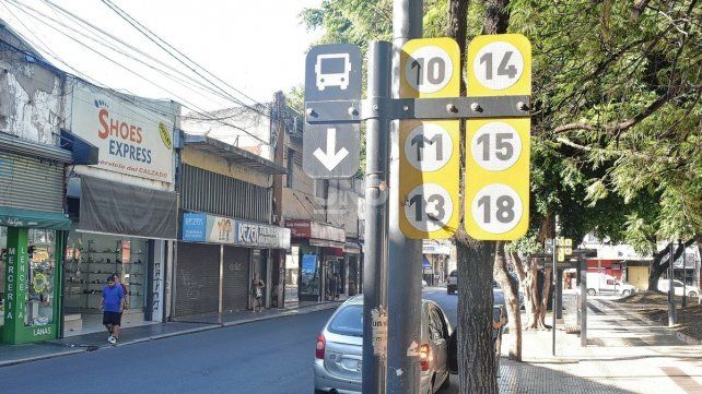 Parada de colectivos vacía en la ciudad de Santa Fe.