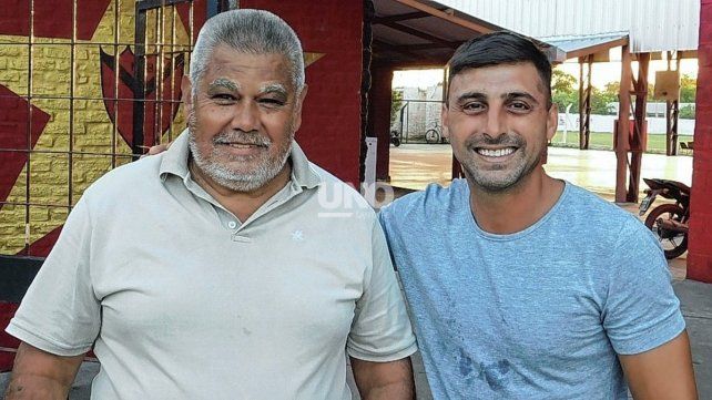El presidente de la entidad de barrio Roma, Miguel Cantero, junto al DT del equipo de primera Rodrigo Martín.