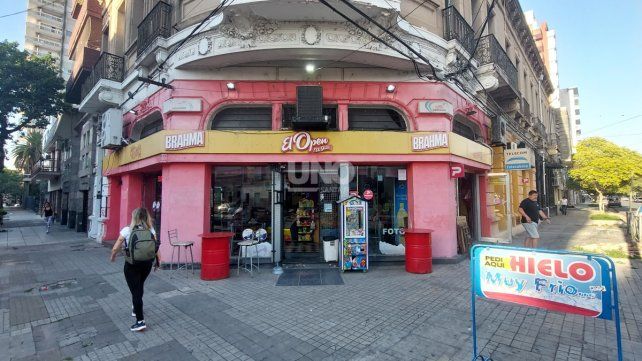 Los delincuentes rompieron el vidrio e ingresaron al comercio, en plena Recoleta santafesina.