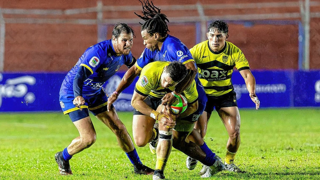 Pe&ntilde;arol derrot&oacute; 35-12 a Cobras Brasil de visitante y contin&uacute;a con chances de clasificar.