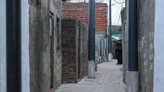 Más de 200 efectivos de la Policía de Santa Fe llevaron adelante durante la madrugada de este jueves 22 allanamientos simultáneos en barrio San Lorenzo
