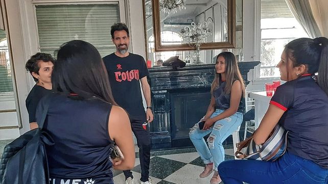 Eduardo Domínguez invitó a las chicas del fútbol femenino de Colón a la producción fotográfica realizada días pasados.