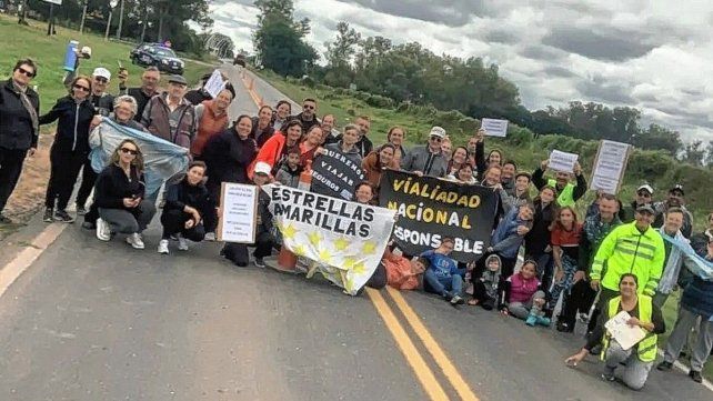 Abrazo simbólico a la Ruta Nacional 11, reclamando por su pésimo estado. Abrazo simbólico a la Ruta Nacional 11, reclamando por su pésimo estado.