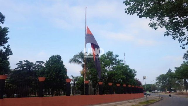 La sede de Colón luce con la bandera a media asta por la muerte de Diego Maradona. 