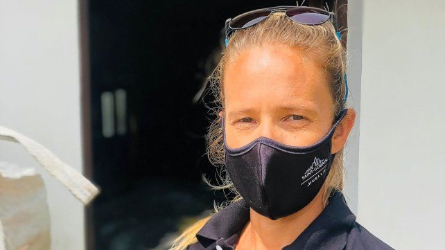 Gallay y una de las botellas que hacen los chicos con capacidades distintas.