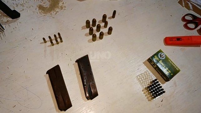 Los cargadores y las balas secuestradas durante el allanamiento