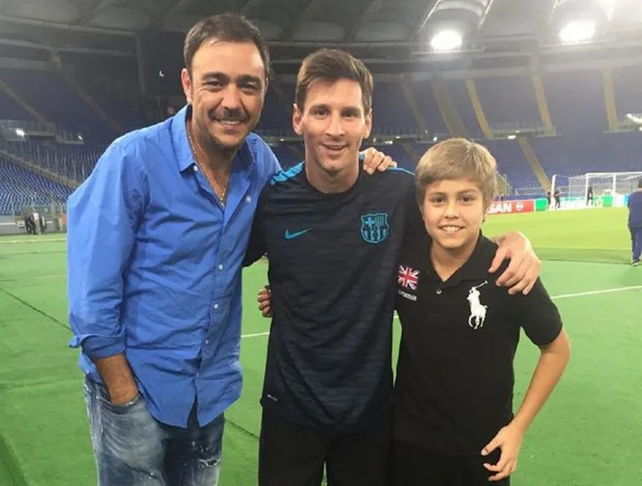 La foto tiene algunos a&ntilde;os, es de 2015: los Recoba, pap&aacute; &Aacute;lvaro y su hijo Jerem&iacute;as, con Messi; "Leo es el mejor de todos los tiempos", asegura el 'Chino'