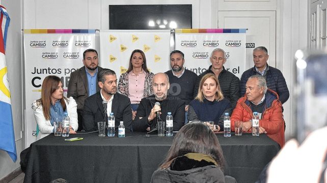 En la sede del Pro. Rodriguez Larreta rodeado de referentes locales de Juntos por el Cambio.
