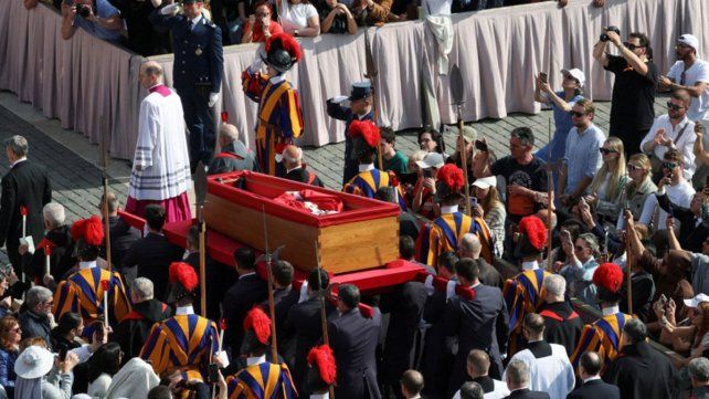 El cuerpo del papa Francisco en la Basílica de San Pedro