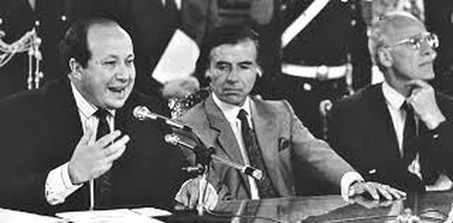 El ex ministro de Obras, Roberto Dromi, condenado por corrupción y sobornos al lado del ex presidente de los noventa presentan el Decálogo Menemista de la Reforma del Estado. 