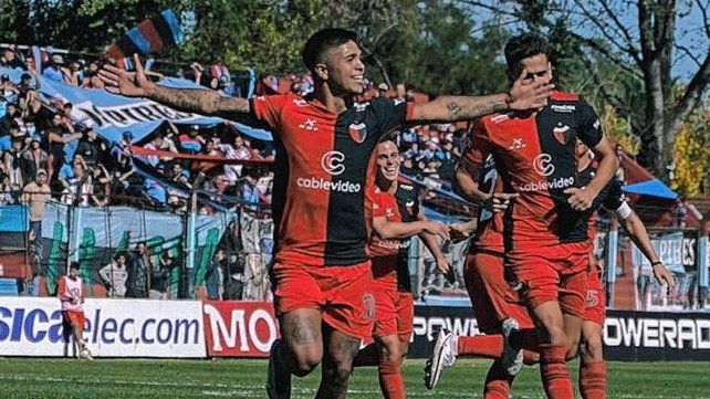 Braian Guille marcó dos de los cuatro goles en la goleada de Colón sobre Brown de Adrogué.