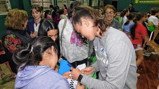 Una postal de su visita al club que la formó, los chicos y chicas le pidieron autógrafos a la gran jugadora santafesina.