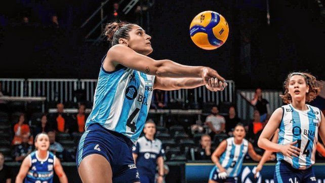 La punta Daniela Bulaich a punto de efectuar un remate ante la atenta mirada de la armadora santafesina Victoria Mayer.