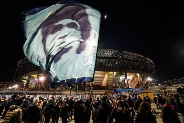 El estadio de Napoli pas&oacute; a llamarse formalmente Diego Armando Maradona