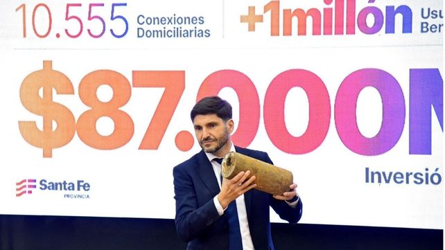 "Estamos ante un problema que hay que asumir y resolver&rdquo;, dijo Pullaro mostrando los ca&ntilde;os de hierro fundido que actualmente conducen el agua potable en las ciudades de la provincia. &nbsp;