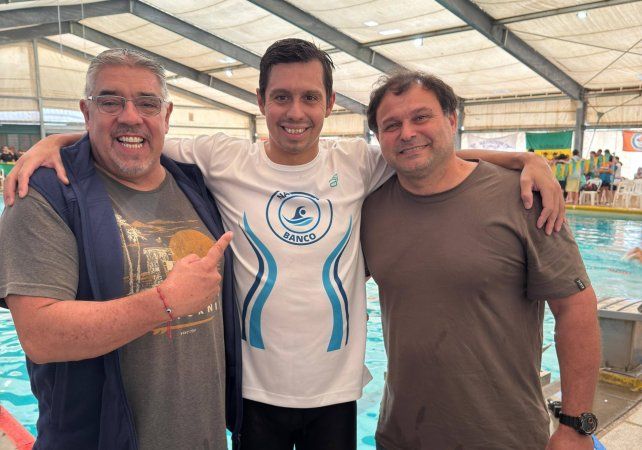 El nadador de Banco Provincial junto a su equipo, Fernando Fleitas y Gabriel Berardi.
