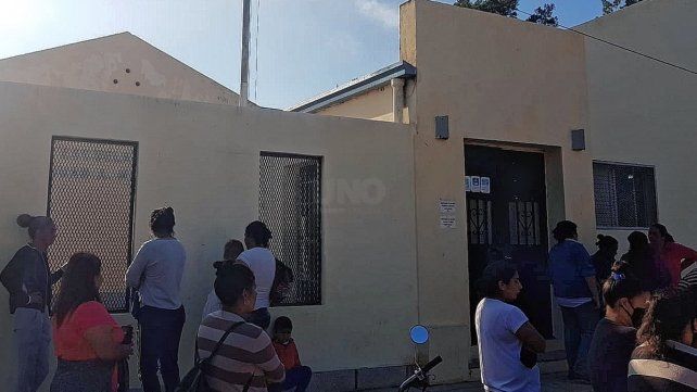 Mamás de otros alumnos de la escuela al enterarse del episodio fueron a buscar explicaciones de las autoridades 