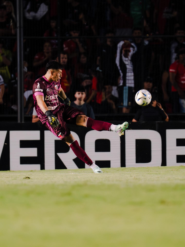Tom&aacute;s Paredes respondi&oacute; con creces en momentos clave para que Col&oacute;n se quede con un gran triunfo ante Racing de C&oacute;rdoba.