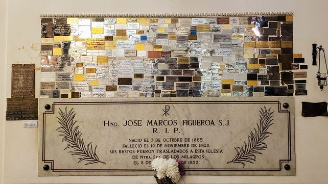 Está enterrado en el santuario de Nuestra Señora de los Milagros, de Santa Fe.