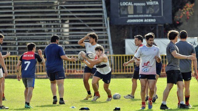 La escuadra de Sauce Viejo realizando los movimientos en la jornada previa a la semifinal que jugar&aacute; en Paran&aacute;.