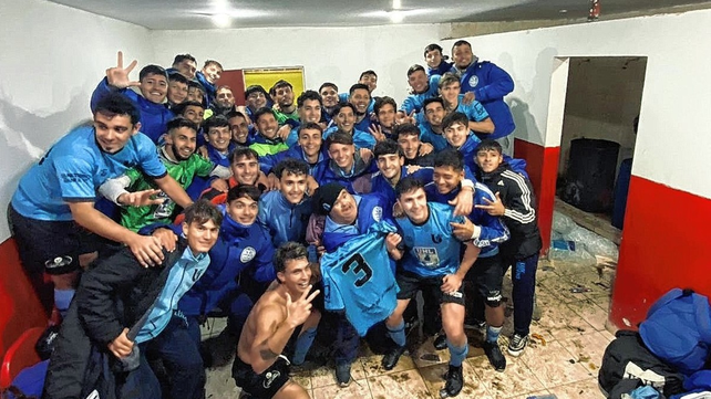 En el vestuario visitante del Mauricio Mart&iacute;nez, la UNL festej&oacute; el buen comienzo en la competencia que lo tiene como protagonista.