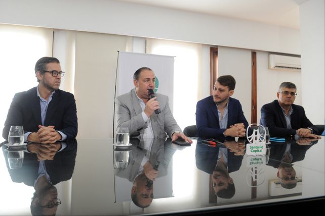 El intendente de la ciudad de Santa Fe, Juan Pablo Poletti, en la conferencia de prensa durante la apertura de sobres.