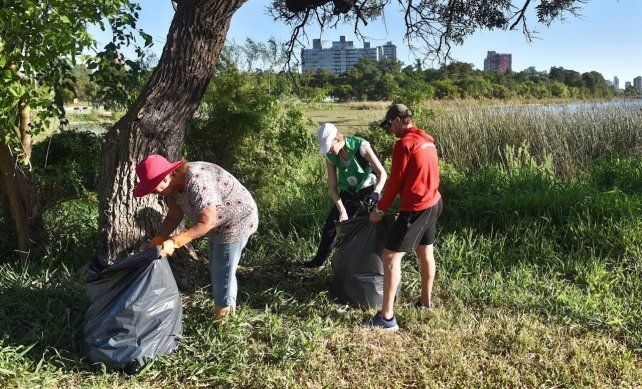 Vecinos y voluntarios realizaron una jornada de limpieza en el lago del Parque General Manuel Belgrano. 