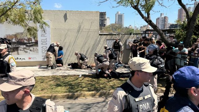 Disturbios y enfrentamientos marcaron el paso de Milei por Santa Fe: crónica de corridas, piedrazos y detenidos