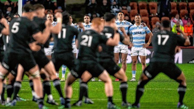 Una sombre negra, el seleccionado argentino observa con atenci&oacute;n el imponente haka de los All Blacks previo al test match.