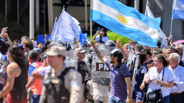 Disturbios y enfrentamientos marcaron el paso de Milei por Santa Fe: crónica de corridas, piedrazos y detenidos