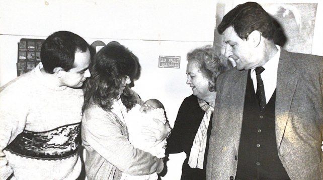El ex intendente Enrique Muttis junto a su familia.