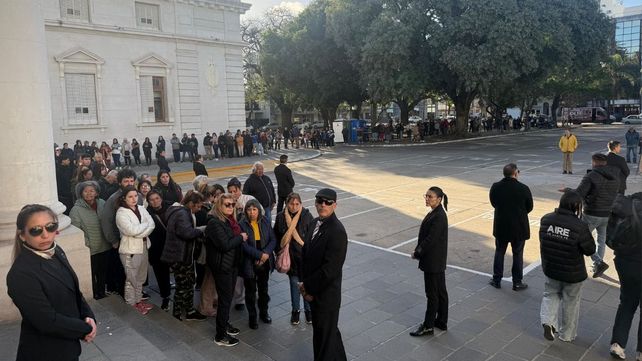 Los restos de Alejandra Oliveras fueron velados este martes en Santa Fe. Tras una ceremonia íntima, el público la despide en la Legislatura. La Provincia decretó tres días de duelo.