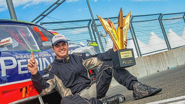 El piloto de Sarmiento, cerró un 2024 inolvidable al consagrarse campeón de la categoría. El piloto de Sarmiento, cerró un 2024 inolvidable al consagrarse campeón de la categoría.
