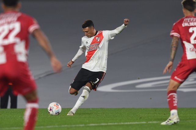 River comenz&oacute; a liquidar el partido ante el Uni&oacute;n de Azconz&aacute;bal con un tremendo gol desde afuera del &aacute;rea de Mat&iacute;as Su&aacute;rez.