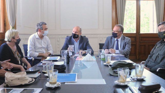 El gobernador Perotti junto al ministro de Seguridad Jorge Lagna durante una reunión con el intendente de Rosario, la jefe de Policía y demás actores, para delinear el trabajo de  seguridad 