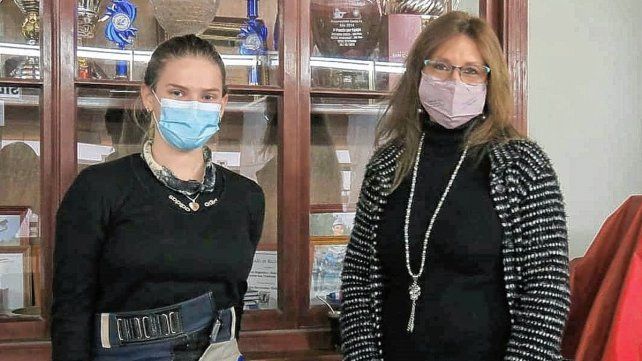 La sancarlina Alliana Volkart junto a la secretaria Giaccone en las instalaciones del Tiro Federal Argentino Suizo de San Carlos Sur en el departamento Las Colonias.