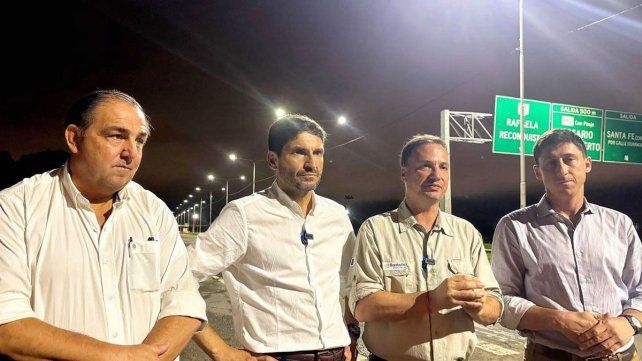El gobernador de la provincia, Maximiliano Pullaro, inauguró este jueves por la noche la primera etapa de la obra de iluminación de la Ruta Nacional N° 11. Lo hizo en compañía del intendente Juan Pablo Poletti, el ministro de Obras Públicas, Lisandro Enrico y el senador provincial por el departamento La Capital, Julio Garibaldi