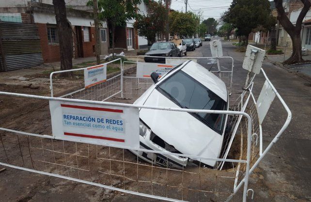 Un auto terminó dentro de un arreglo de Aguas Santafesinas. 