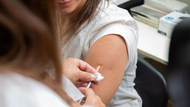 Objetivo dengue: ya se vacunó a 10.000 santafesinos entre los que sobresalen los adolescentes Objetivo dengue: ya se vacunó a 10.000 santafesinos entre los que sobresalen los adolescentes