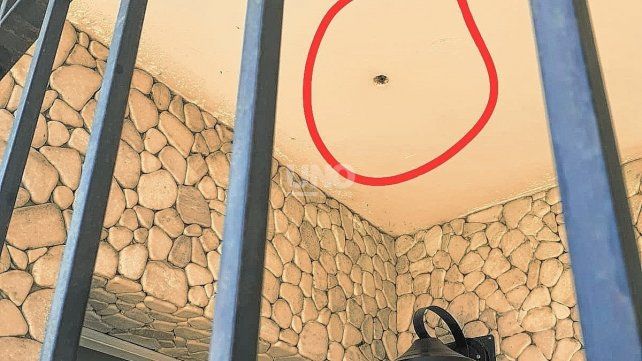 Una casa vecina al Club Villa Dora tiene un impacto de bala.