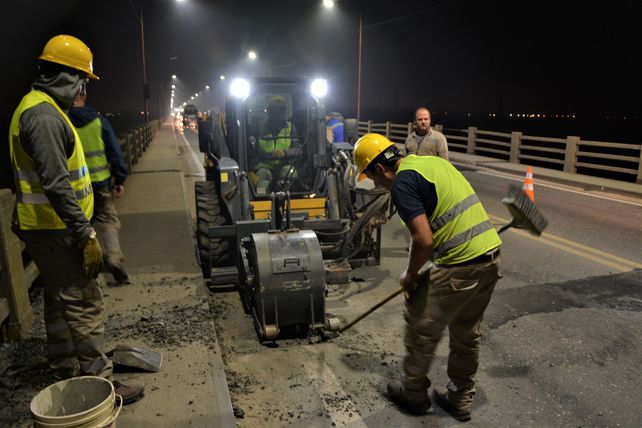 Operarios de Vialidad Nacional trabajando en el Puente Carretero